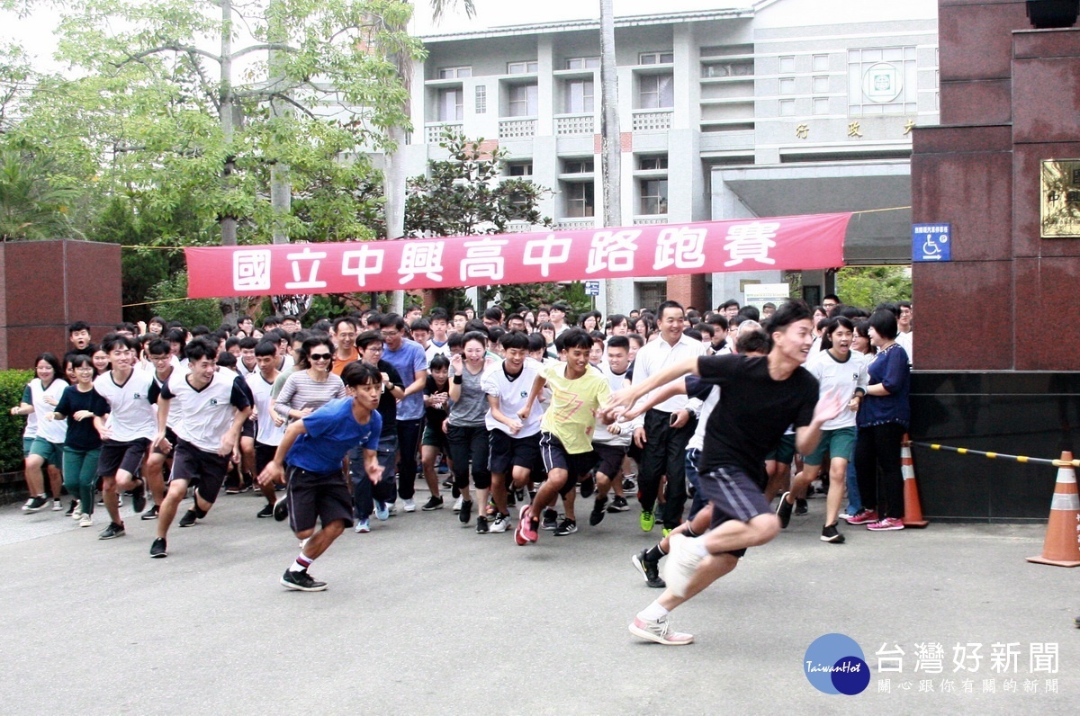 同學們有如飛箭射出速度極快。（記者扶小萍攝）