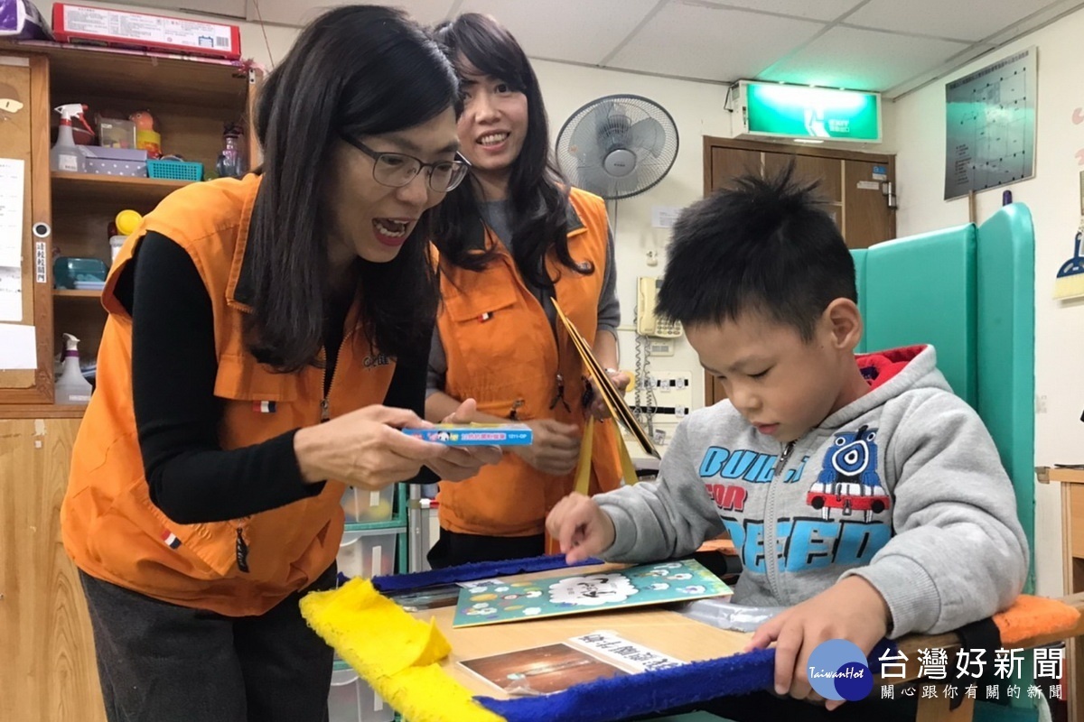 北健總經理徐雪玲贈送禮物給桃園市寶貝潛能發展中心的小朋友。