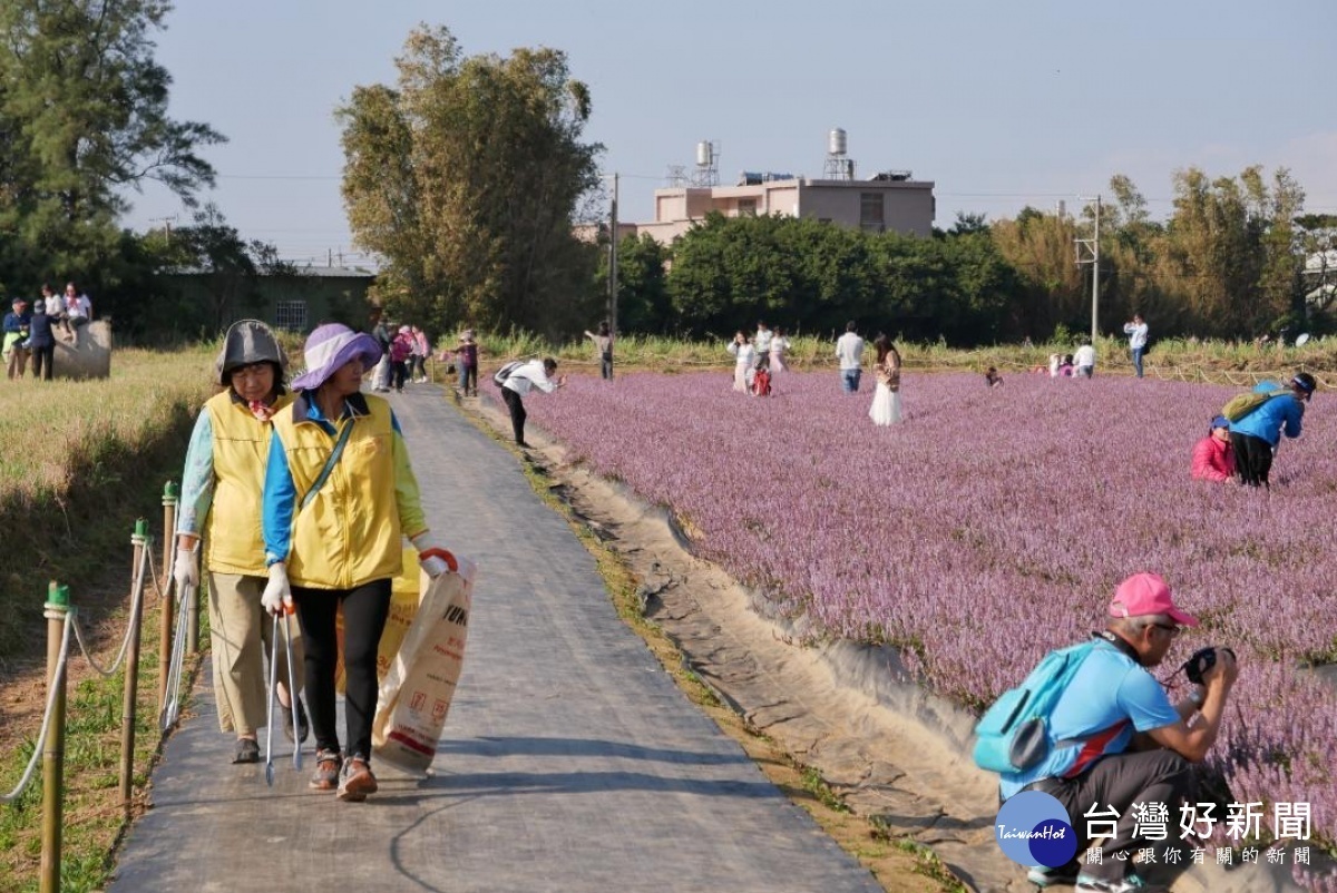 幕後無名英雄守護仙草花田，在活動期間園區維持交通順暢、環境清潔，從市府到地方共同攜手守護而成。