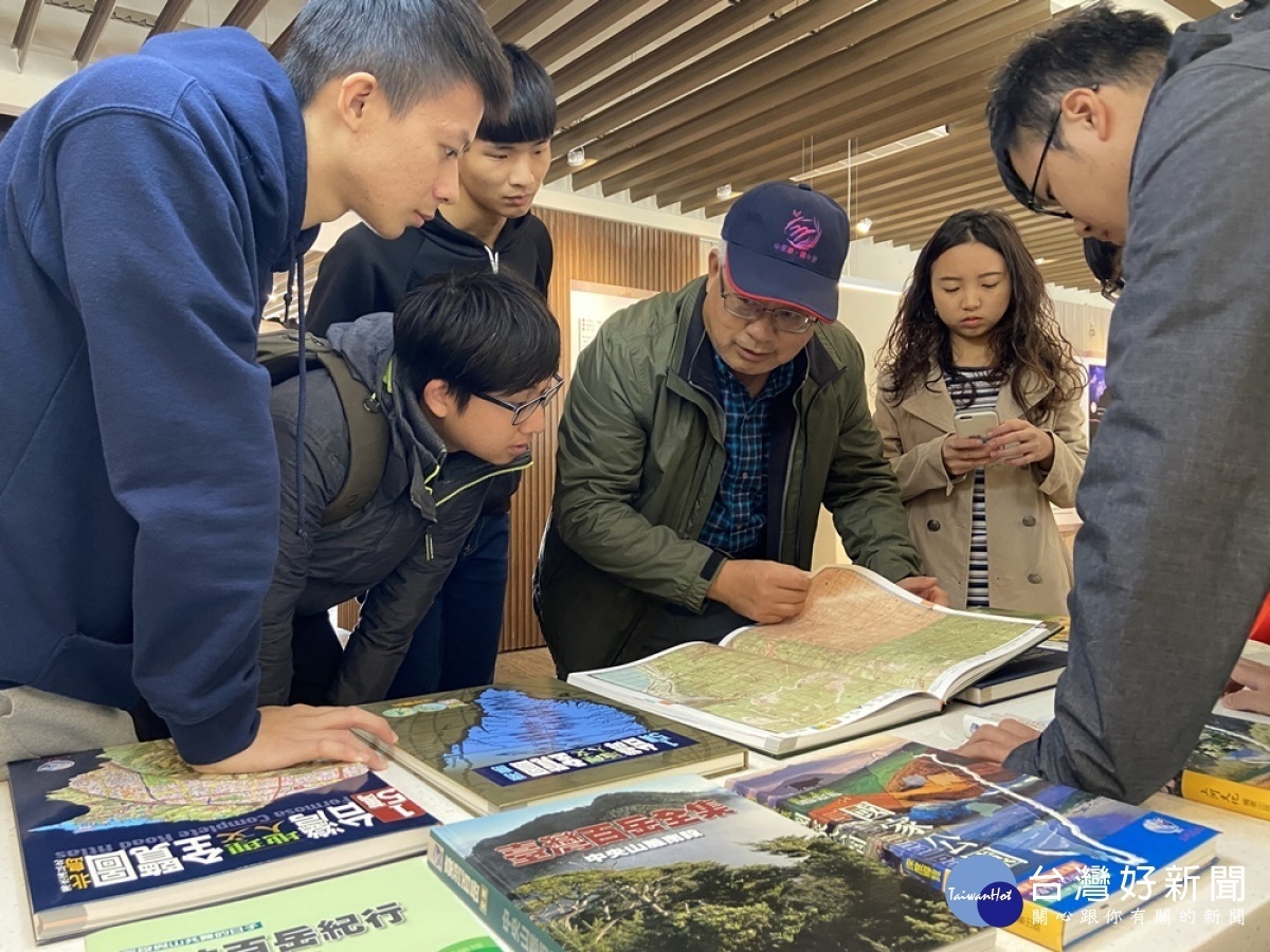 中原登山社連鋒宗校友帶著學弟妹一步一腳走訪台灣土地、出版「台灣地理人文全覽圖」、「台灣百岳全集」打造地圖王國