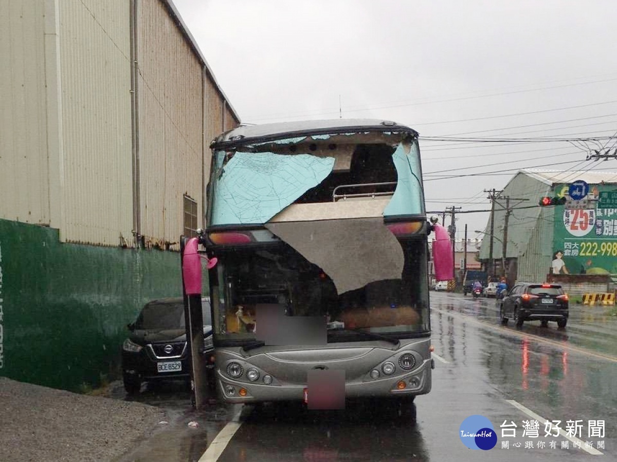 遊覽車未注意限高架 導致車損架毁12人輕傷