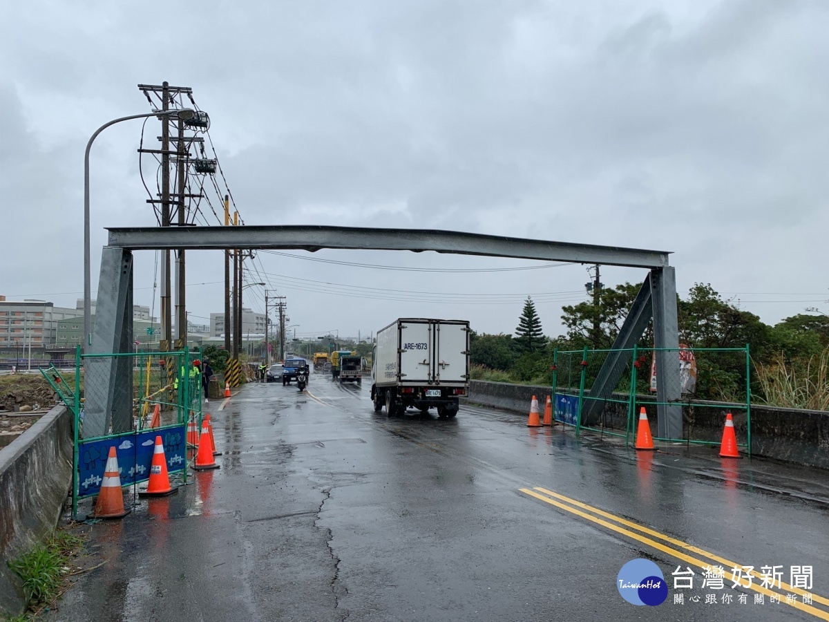 遊覽車未注意限高架 導致車損架毁12人輕傷