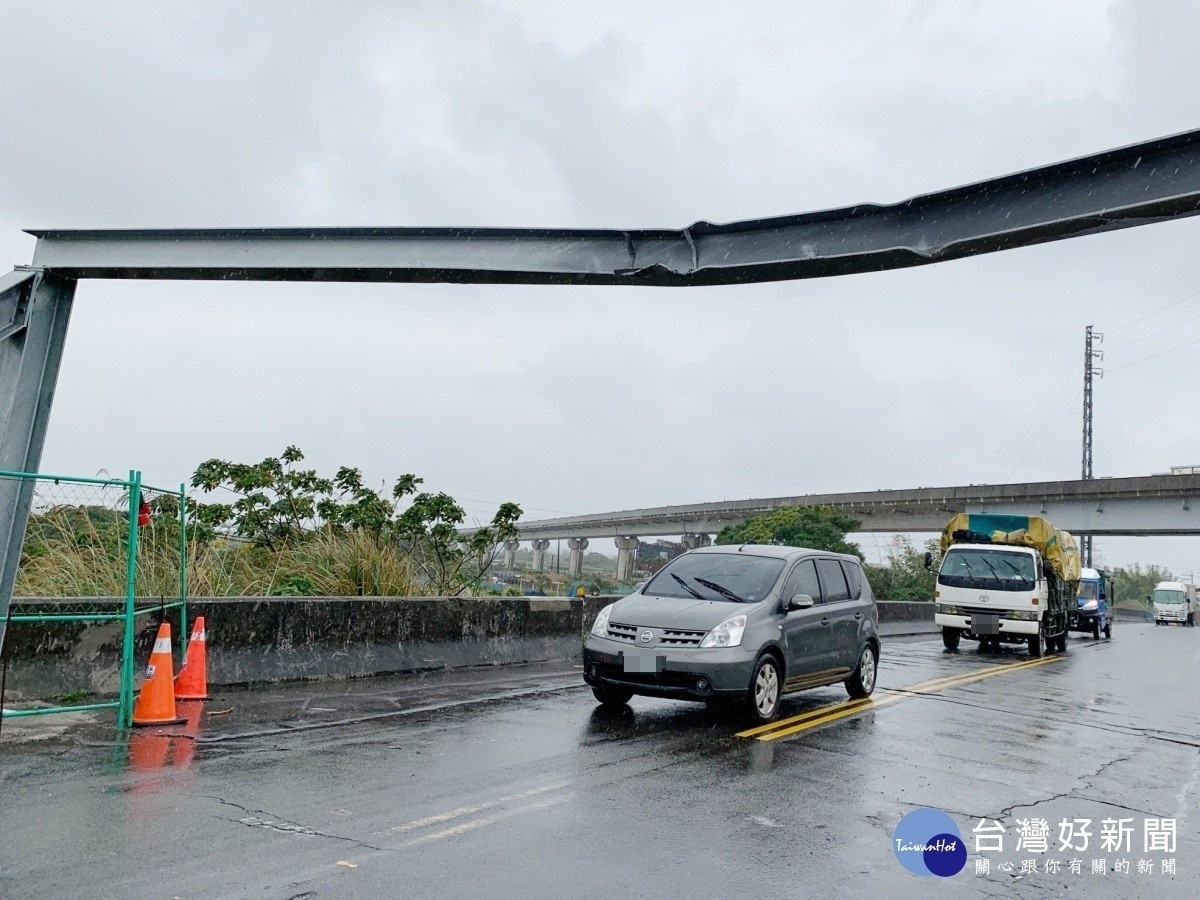 遊覽車未注意限高架 導致車損架毁12人輕傷