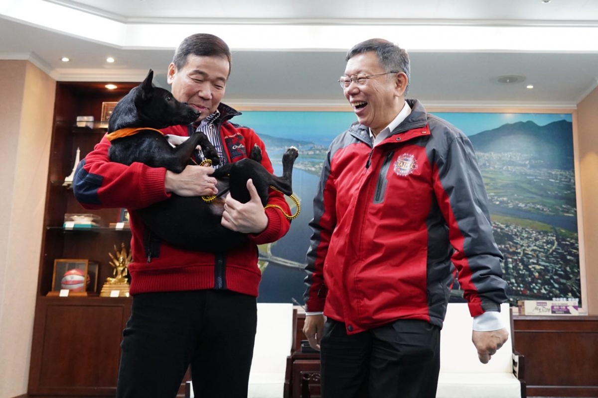 鍾小平表示，他要特別謝謝市長之前送「柯黑」狗罐頭，現在長的很好，目前暫時待在流浪動物之家的中和辦公室，由辦公室員工照顧。