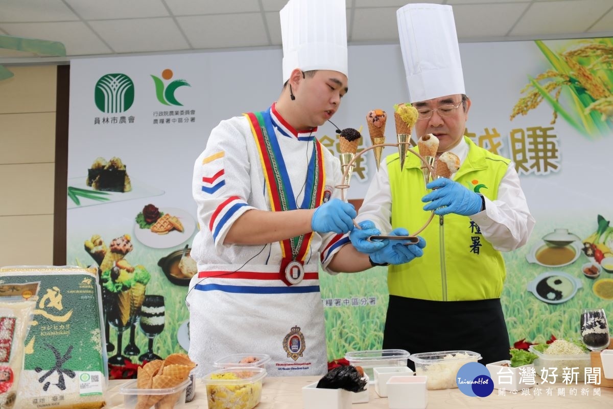 署長胡忠一與主廚米食DIY。圖/農糧署提供