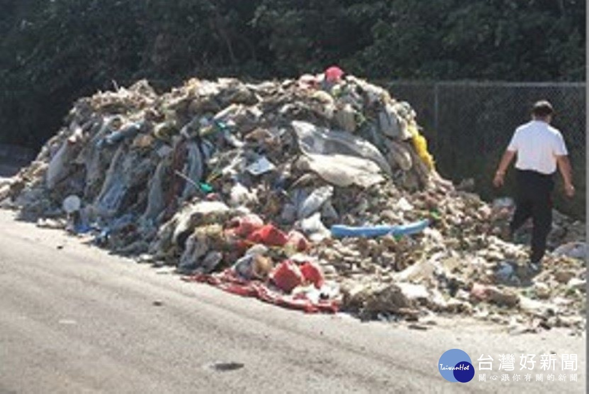 彰化縣環保局與和美分局聯手偵破濱海大道廢棄物案。圖／彰化縣政府提供