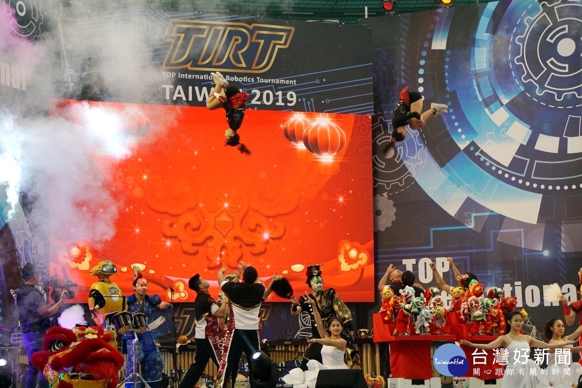 「Ai TAOYUAN國際新創機器人節-TIRT全能機器人國際邀請賽╳新創嘉年華」開幕典禮中的精彩表演。