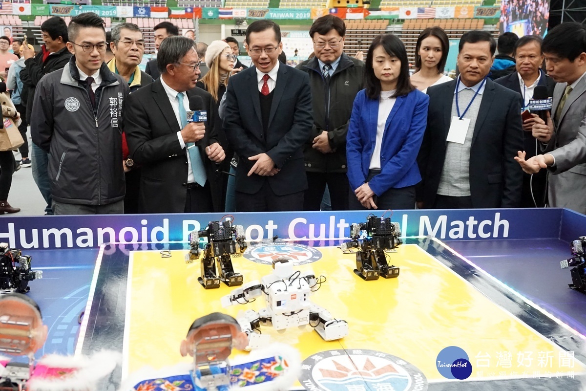 祥儀慈善文教基金會董事長蔡逢春說明「Ai TAOYUAN國際新創機器人節－TIRT全能機器人國際邀請賽╳新創嘉年華」的場內展出與競賽。