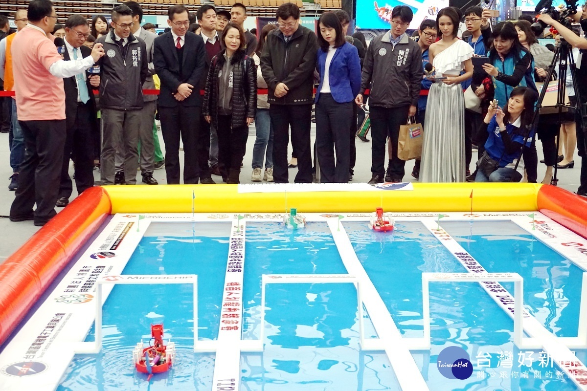 祥儀慈善文教基金會董事長蔡逢春說明「Ai TAOYUAN國際新創機器人節－TIRT全能機器人國際邀請賽╳新創嘉年華」的場內展出與競賽。