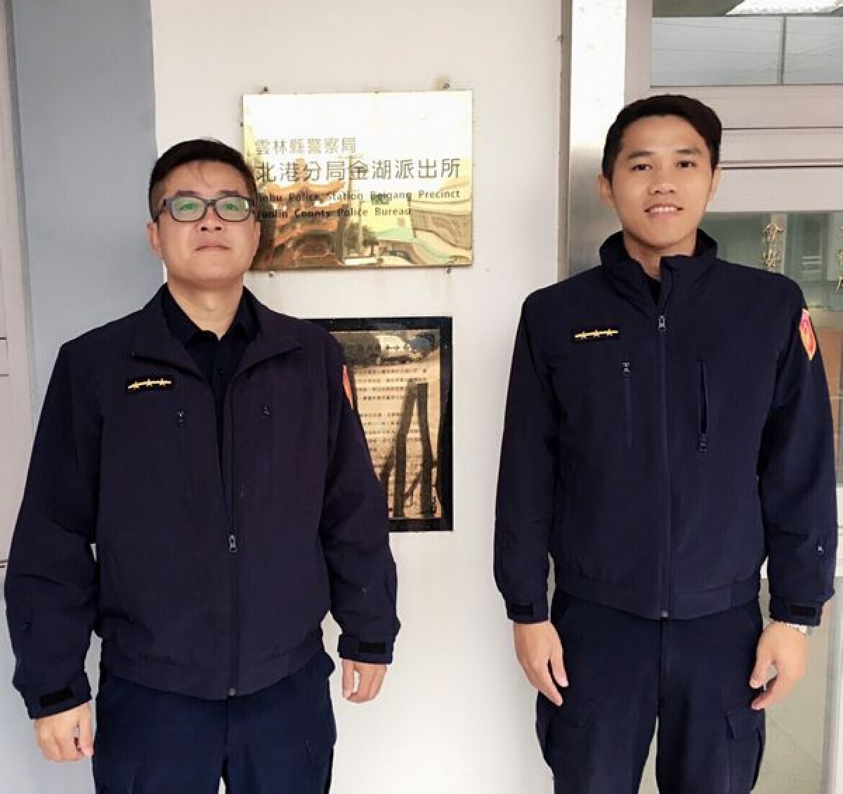 金湖派出所警員李政倫、黃健彰落實關懷獨居民眾巡勤,意外發現男子受傷倒臥家中,趕緊通知救護車將他送醫救治,即時挽回寶貴性命。