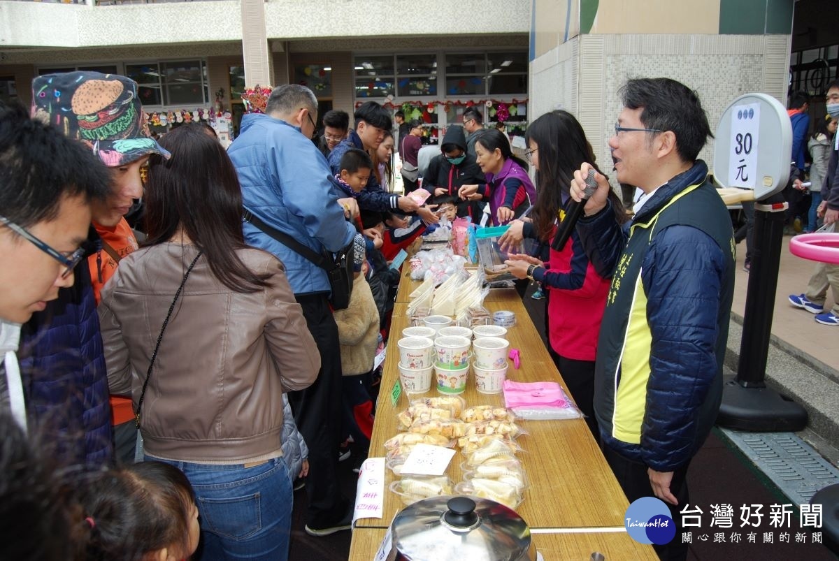 彰化市立幼兒園親子闖關消防宣導，活動中市公所主任秘書陳永軒主持義賣助弱勢活動。