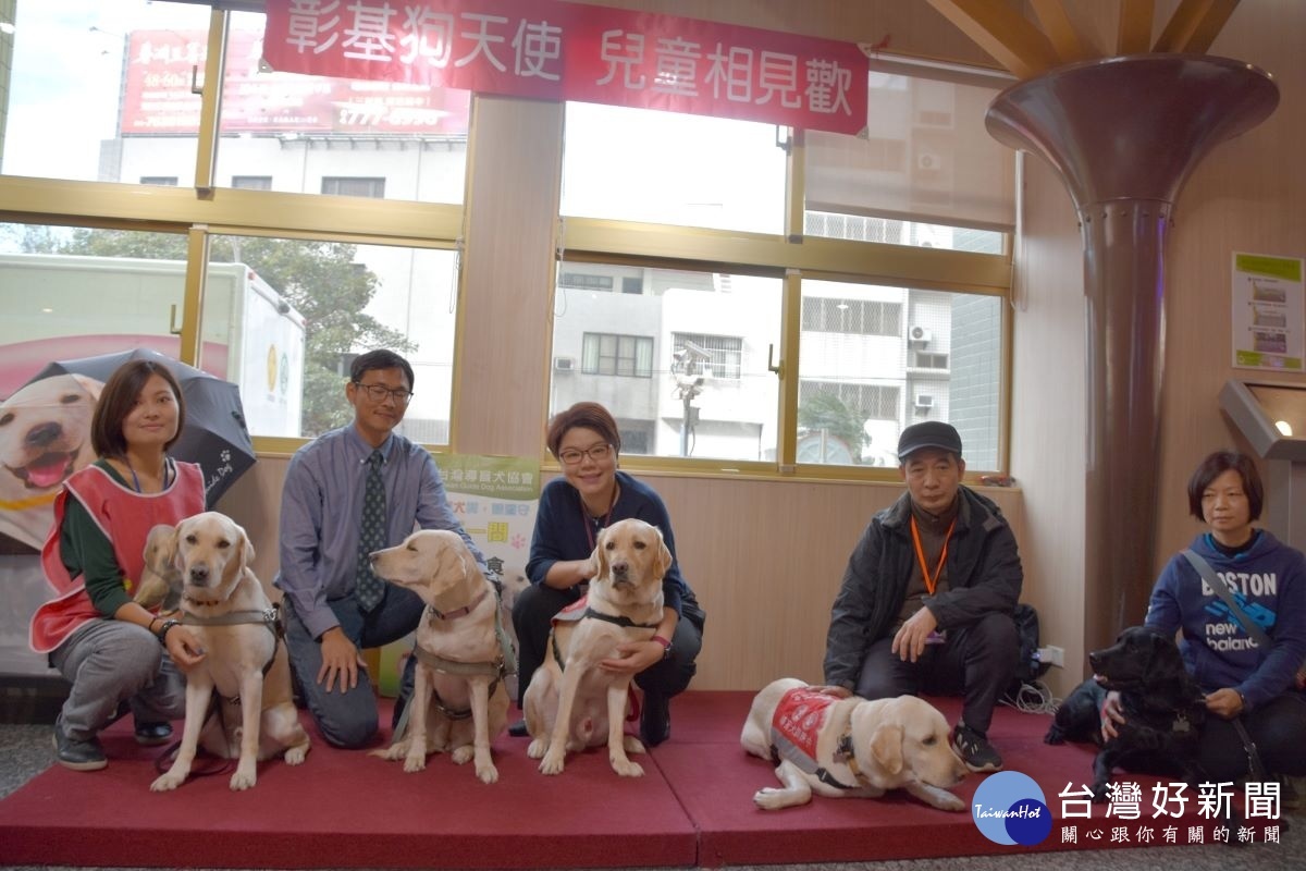 左起:乖巧、溫馴狗天使 – Link、Opal、Arthur、Owen、Sunday與牠們的寄養家庭一同現身彰基兒醫。