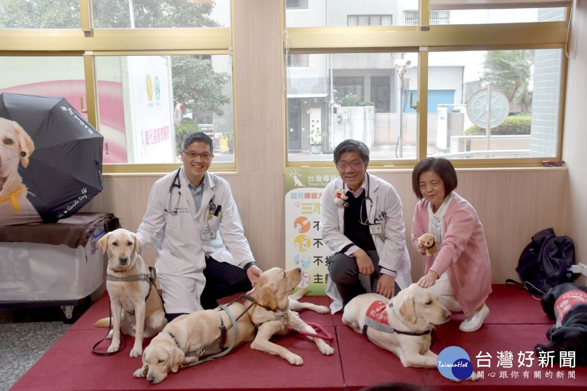 林昭仁(圖中)表示,狗狗除了本身已具備相當高規格的健康清潔要求標準,在進入醫院前,一定會先經過消毒。