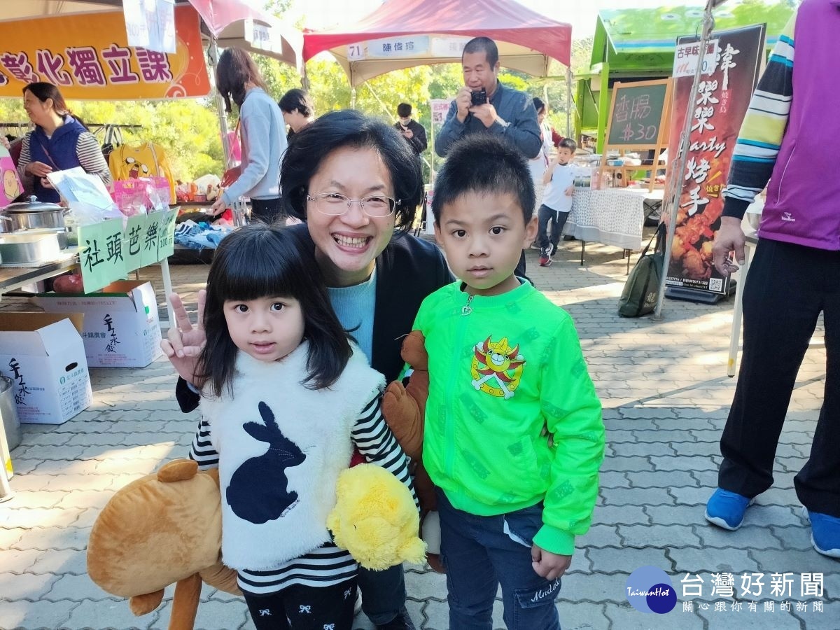 王惠美縣長與孩子們開心合照。