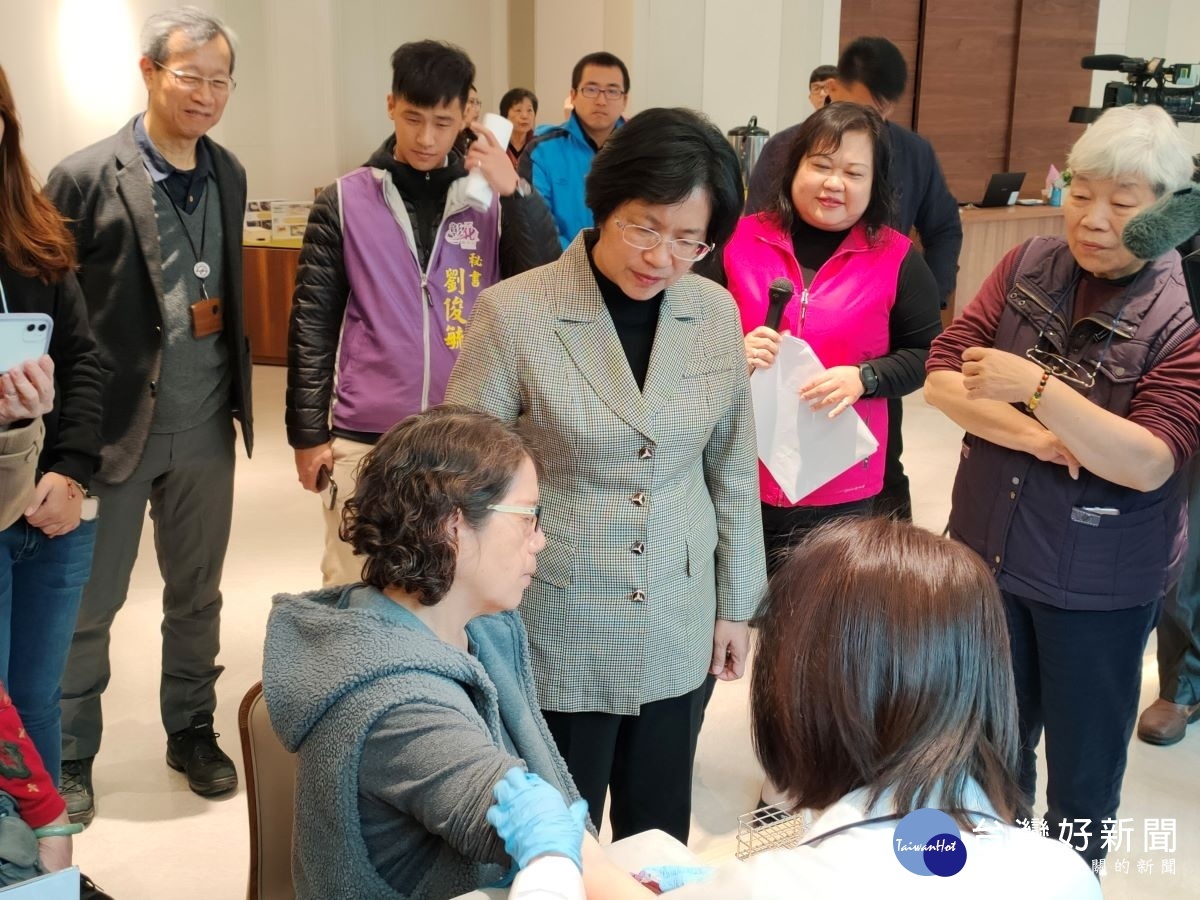 縣長王惠美在秀傳醫院關心民眾施打疫苗情形。圖/記者鄧富珍攝