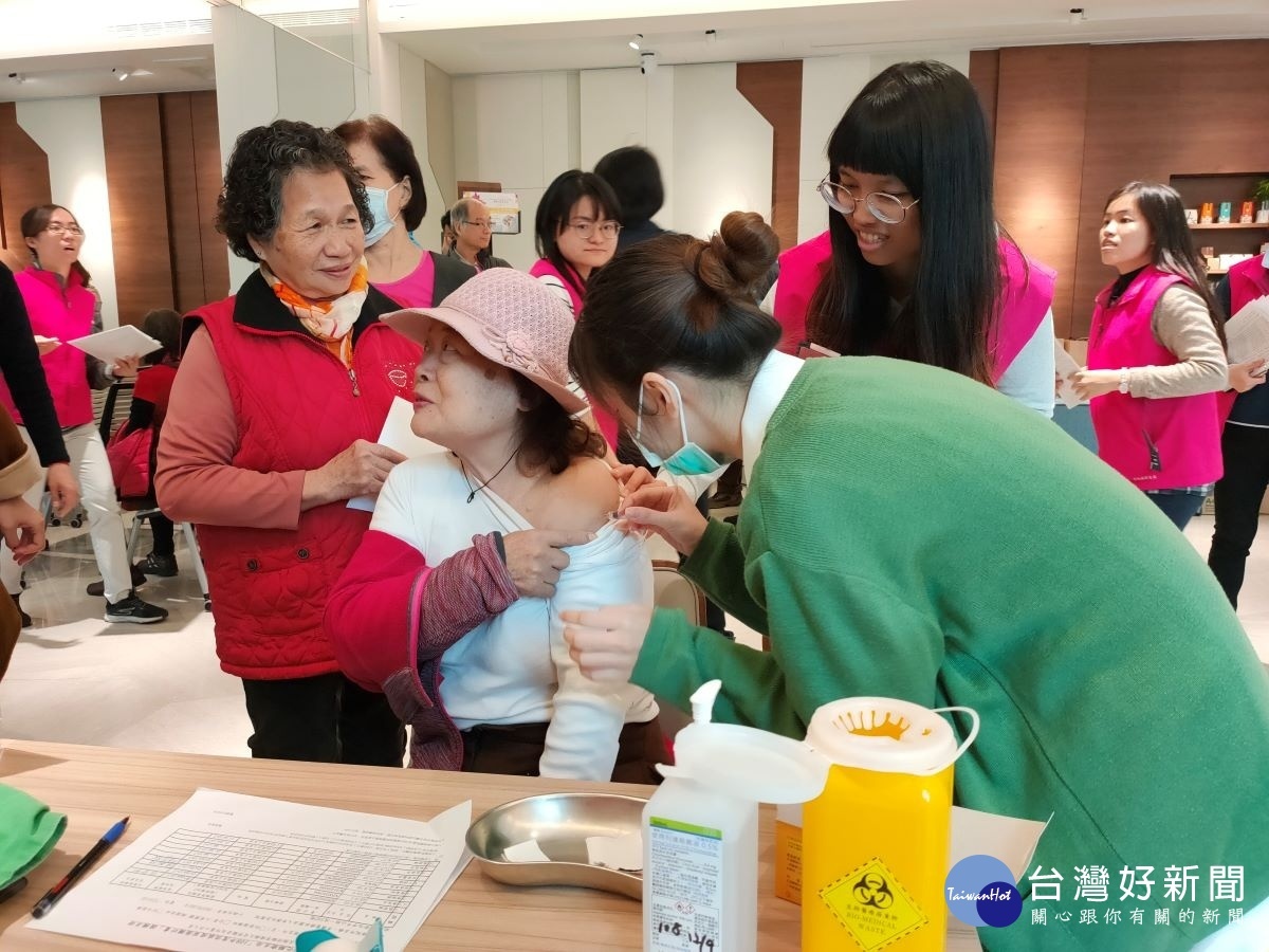民眾排隊施打疫苗。圖/記者鄧富珍攝
