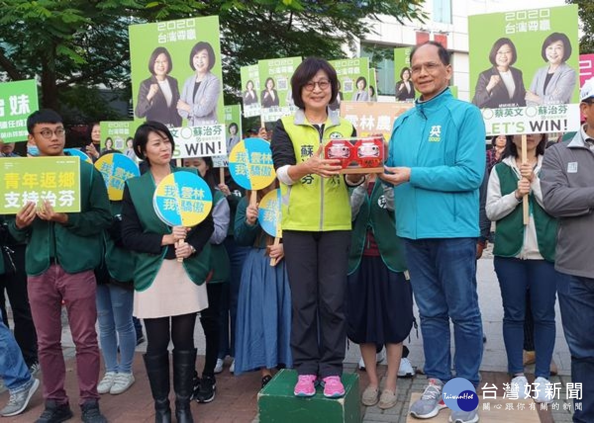 台灣水牛伯前行政院長游錫堃週末專程來到雲林為立委蘇治芬助選，並與蘇治芬一起站在車水馬龍的虎尾街頭，向往來鄉親致意。