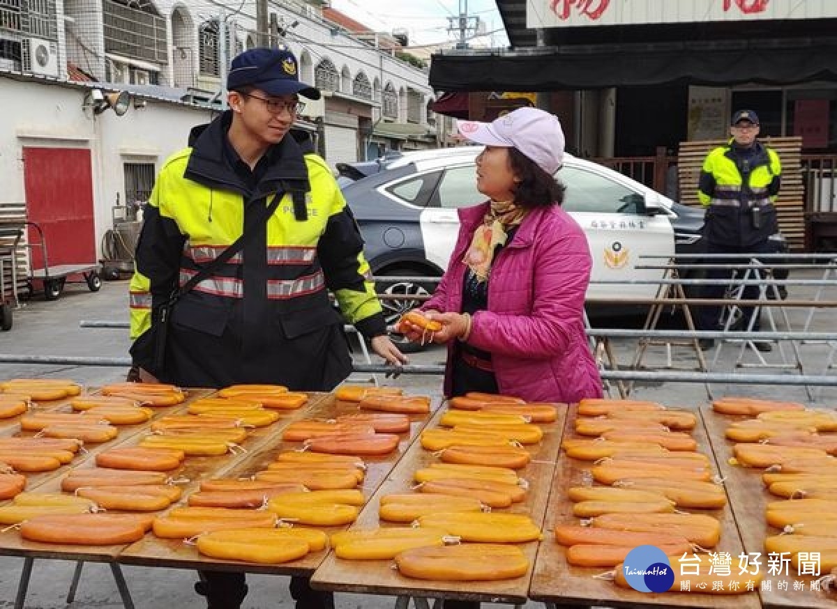 冬至前後為烏魚子生產高峰期，北港警方推出「烏魚子巡護專案」，除增加生產業者的巡邏班次及防竊宣導，還與業者合作編織「烏金」守護網。