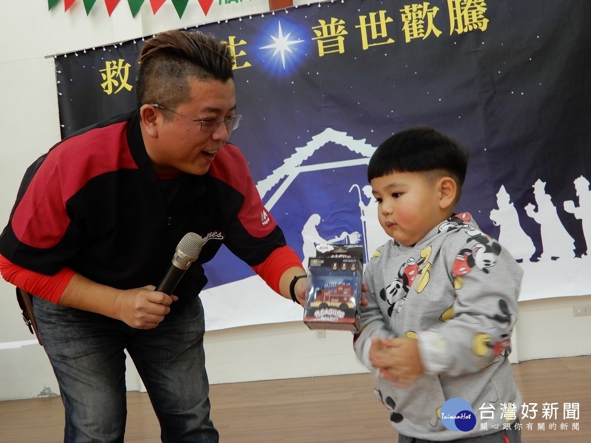 小V家族齊聚喜樂萬合院區 扮聖誕老人有溫度關懷之旅