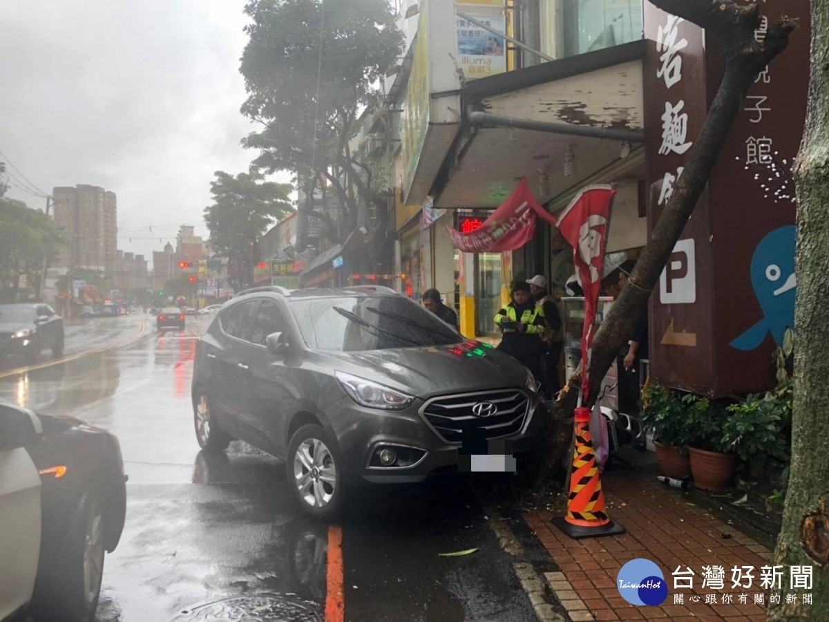 車主烏龍報案汽車被竊 車未做煞車動作滑行撞樹