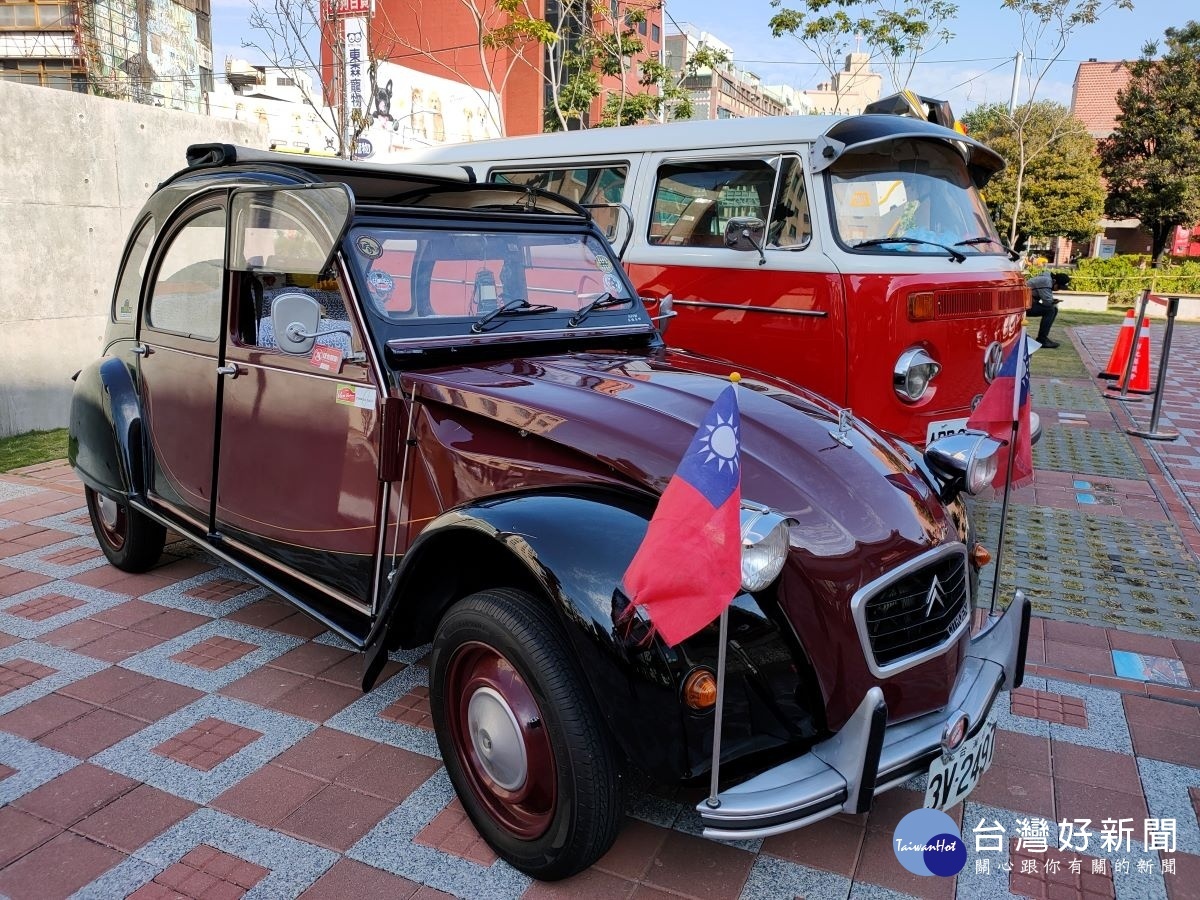 現場古董車展示。圖／記者鄧富珍攝