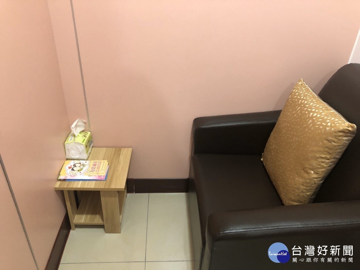 哺集乳室扶手沙發椅與小型邊桌（圖／台北捷運提供）