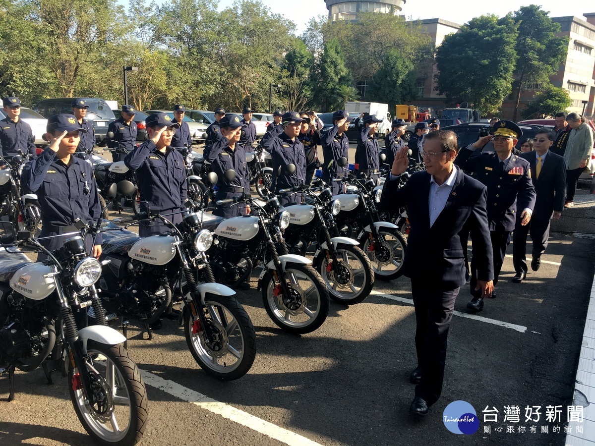 林縣長陳局長與蕭董事長游議員等巡視新車隊。（記者扶小萍攝）