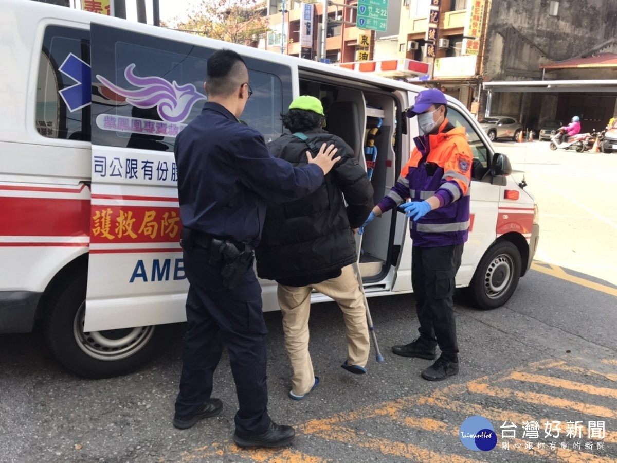 唐姓嫌犯有精神方面疾病公車上持菜刀,司機與乘客立即上前制伏報案。