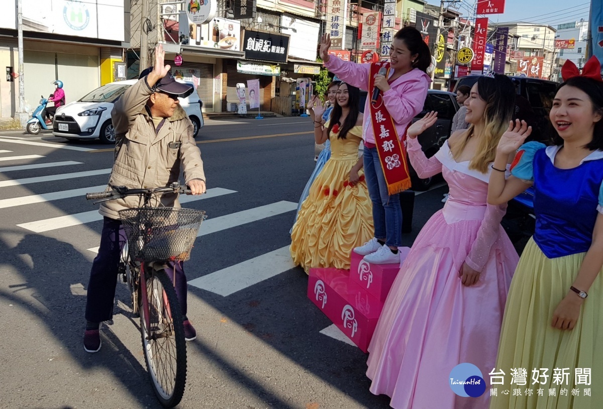 圖說 :張嘉郡街頭肥皂箱拜票 青年軍扮卡通人物吸睛。