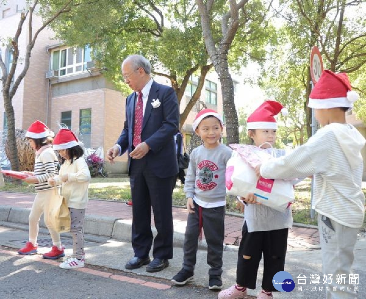 環球科大幼兒園小朋友們裝扮耶誕老公公，合力與來賓將耶誕禮物送上專車，將贈送給雲林家扶中心、台東家扶中心及馬來西亞，為社會帶來溫暖與愛。