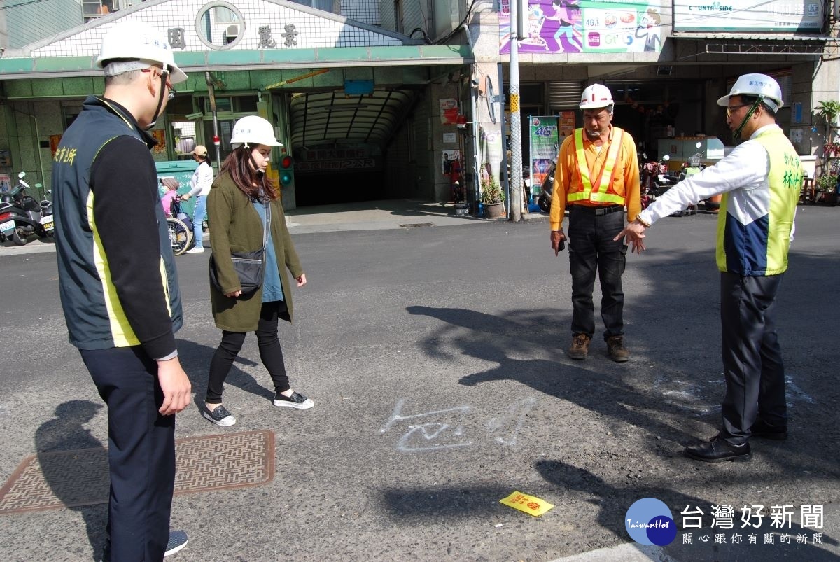 林世賢市長現勘南平街改善工程發現品質不佳要求廠商重新刨除重鋪。