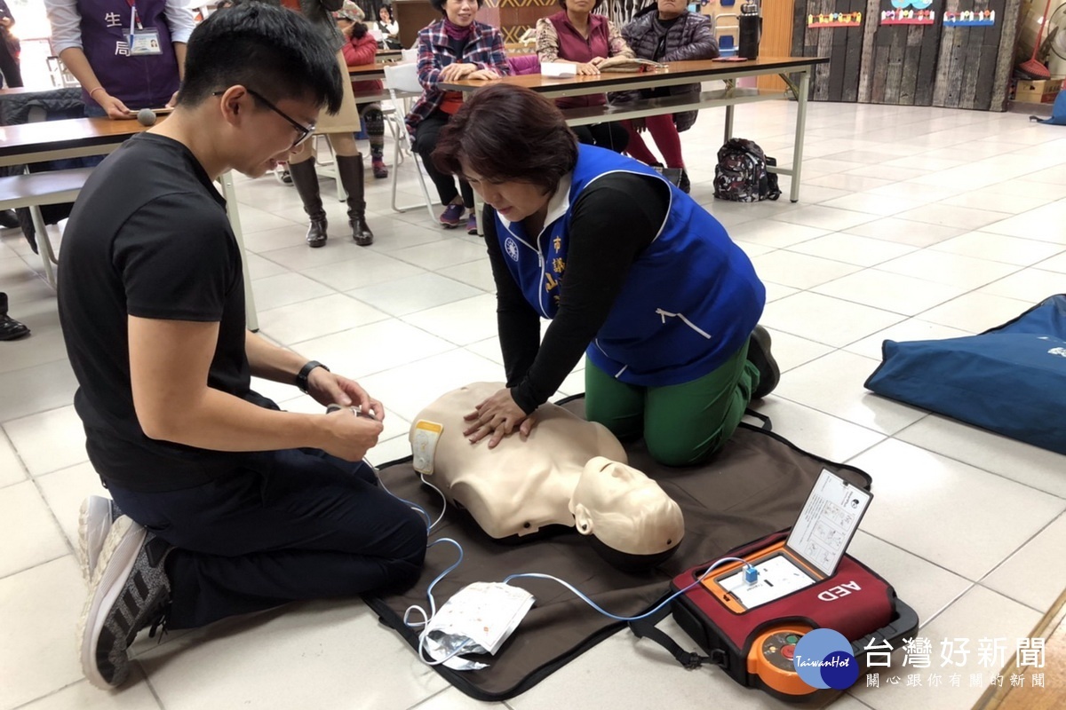 桃園市議員王仙蓮親自進行AED設備緊急搶救示範。