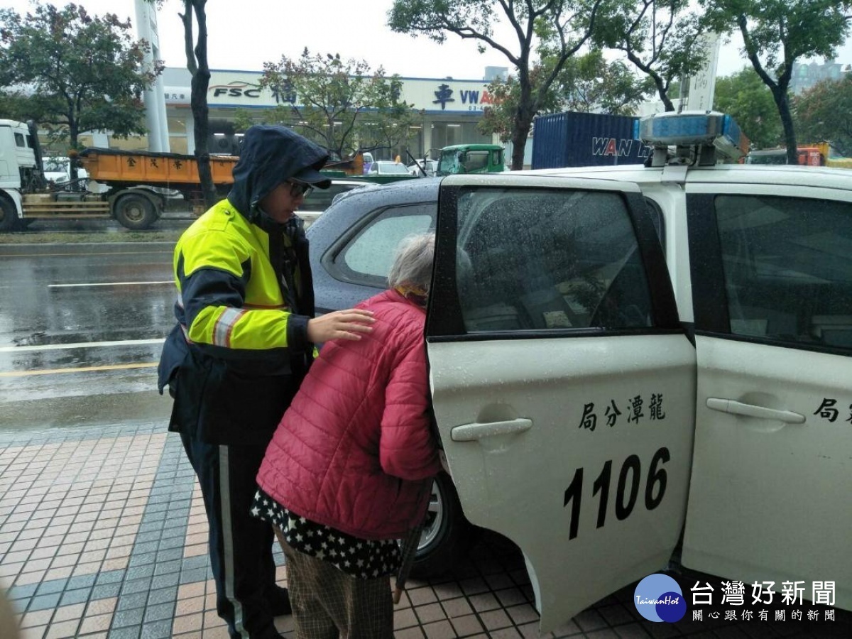 8旬老嫗寒雨中蹲坐路旁顫抖,暖警細心照料助返家。
