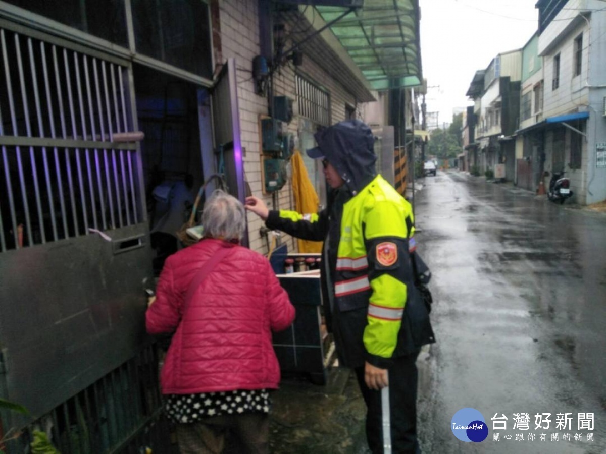 8旬老嫗寒雨中蹲坐路旁顫抖，暖警細心照料助返家。