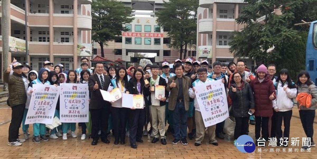 北港高中商業類科同學參加108全國技藝競賽,抱回3座優勝獎座,校友蔡源芳頒發「萬分敬佩獎」每人1萬元,嘉勉選手優異的表現。
