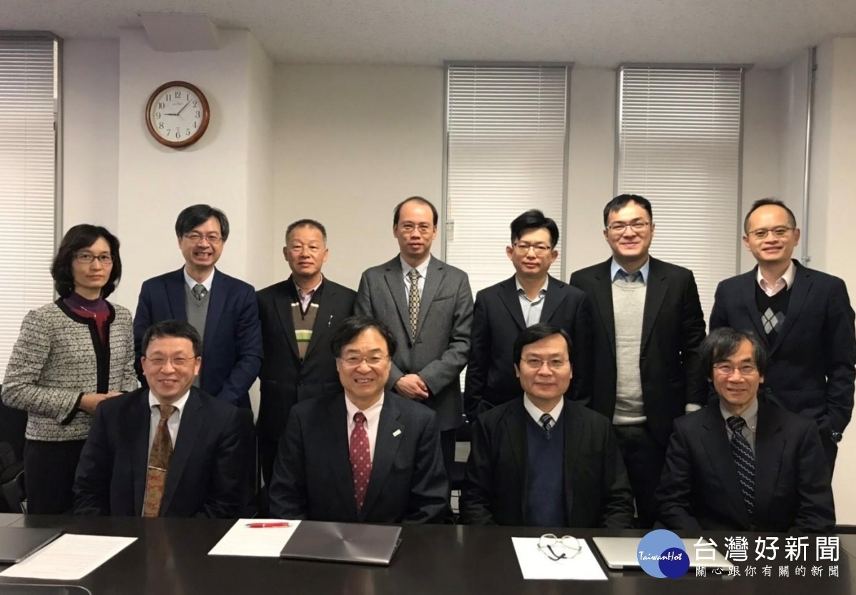 中原大學工學院院長鍾財王(前排右二)率領教授團隊赴日本東京大學交流。