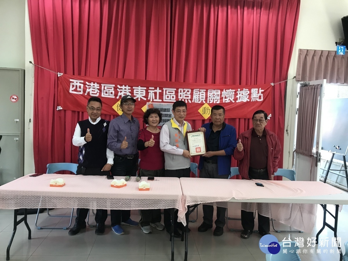 西港區長林耿漢(右三)也代表港東里致贈感謝狀,由堡湖建設總經理侯威銘(右二)代表受贈。