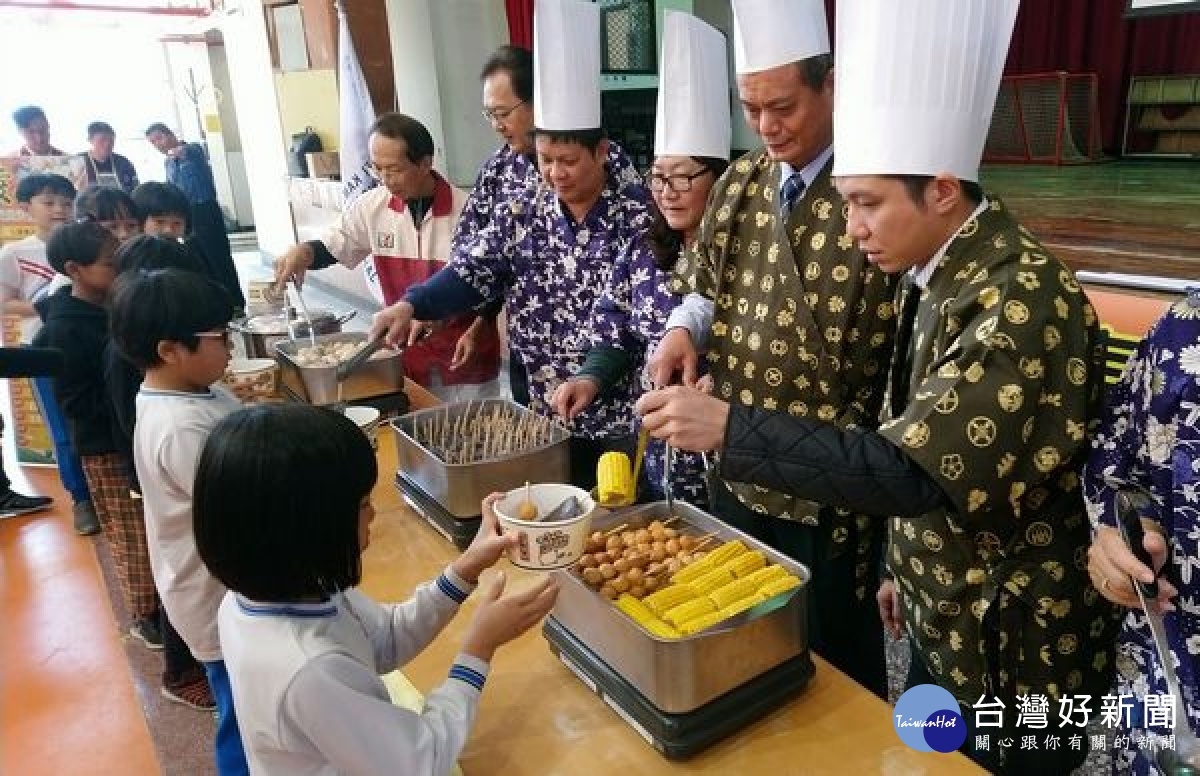 「愛的關東煮夜光天使關懷行動」起跑，將提供夜光天使班及弱勢學童課輔班近1200個小朋友，在寒冷的冬天裡享用熱呼呼的關東煮。