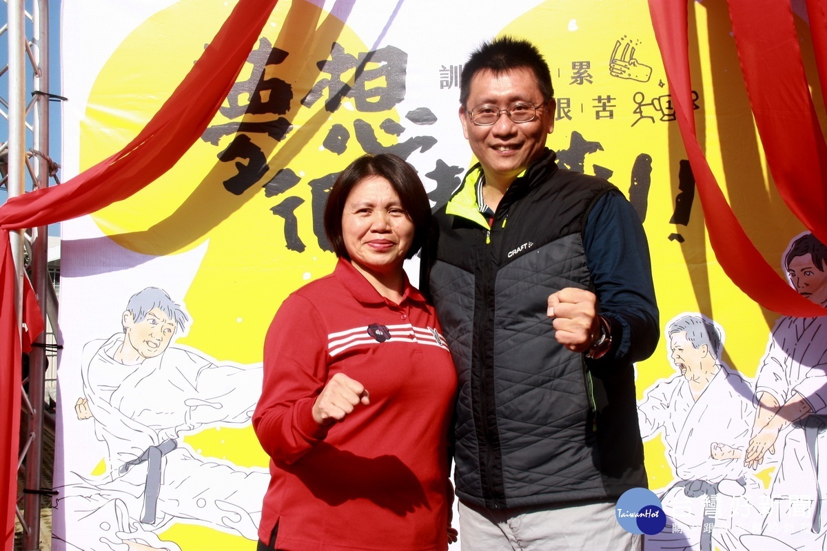 黃泰吉伉儷對南投空手道運動居功厥偉。( 記者扶小萍攝)