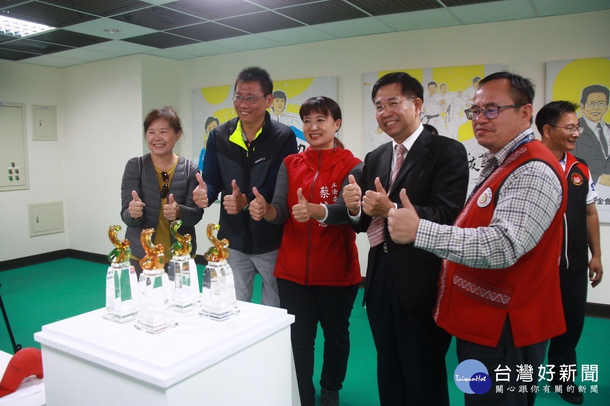 黃泰吉為潘部長蔡立委等導覽。( 記者扶小萍攝)