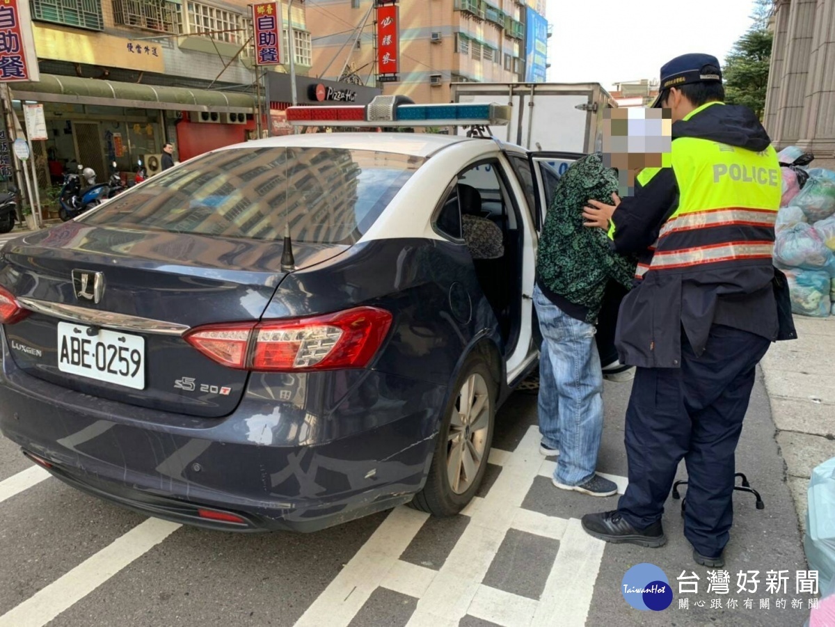 八旬翁外出散心迷途跌傷 暖心警助返家