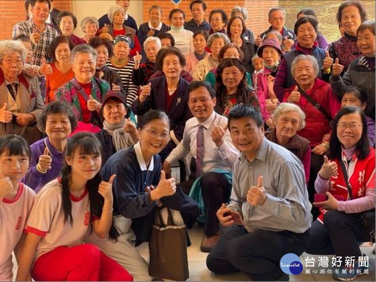 彰化縣社區理事長(右二)、前花壇鄉長李成濟先生(白襯衫)也一起參與。