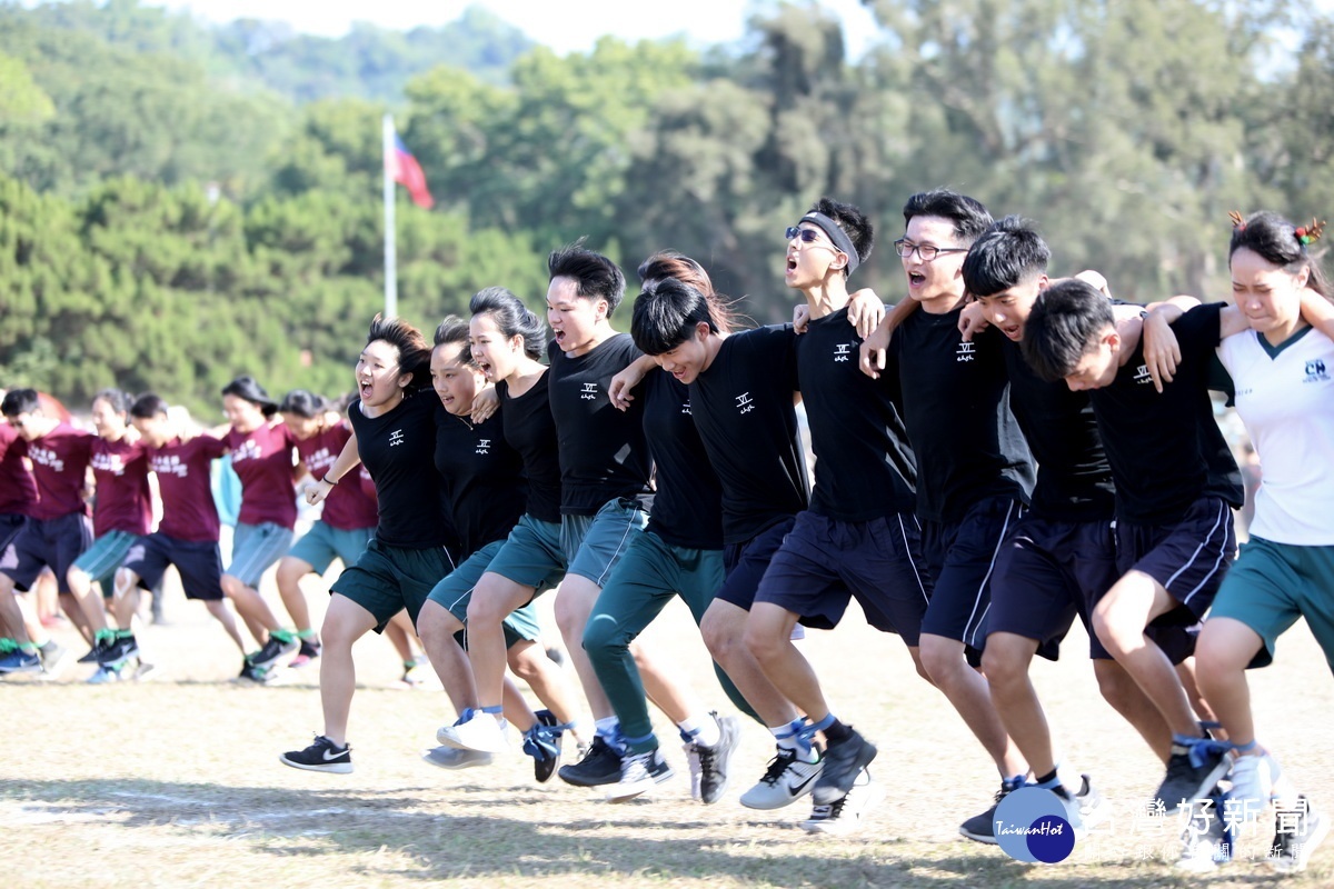 展現團隊默契的15人16腳競賽。