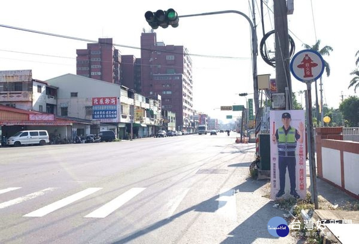 雲林縣警察局為了防制交通事故發生,特精心製作大型警察人形立牌,廣設於各易肇事、易違規、易超速之路段及路口,吸引用路人目光,提醒小心行車、減速慢行。