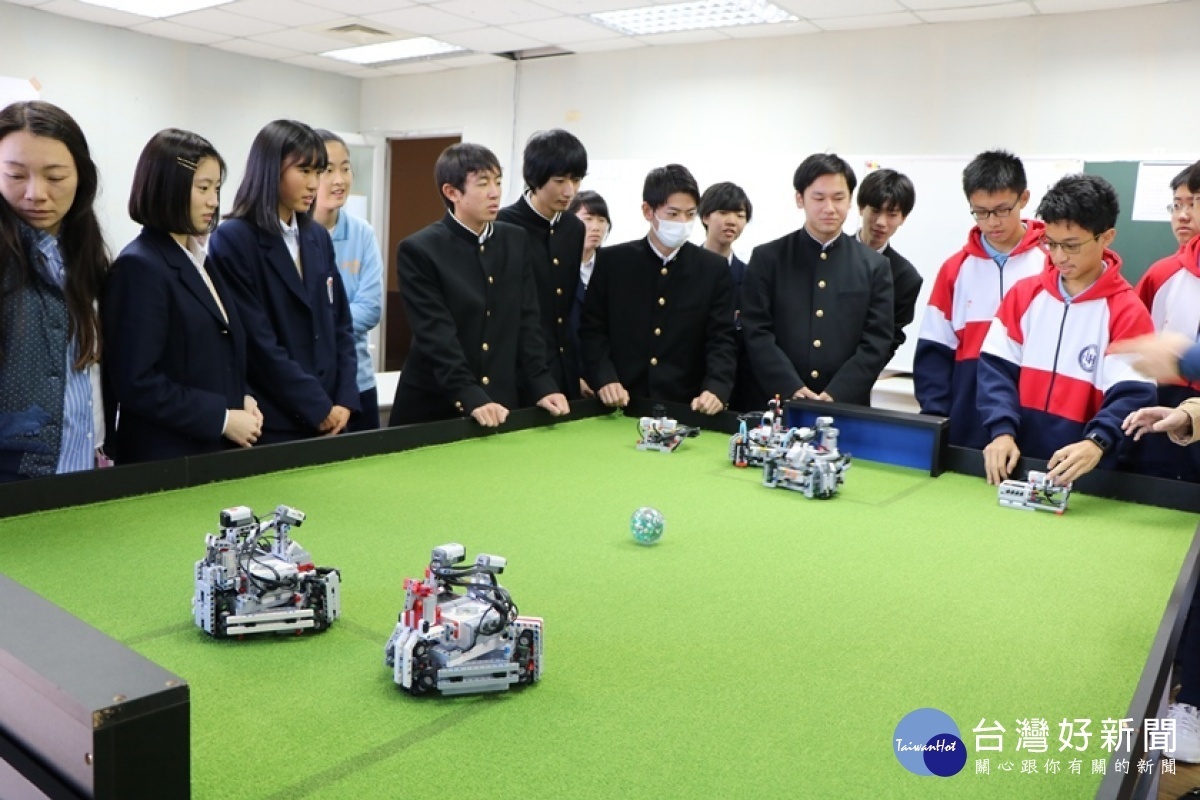 日本石山高校同學體驗足球機器人