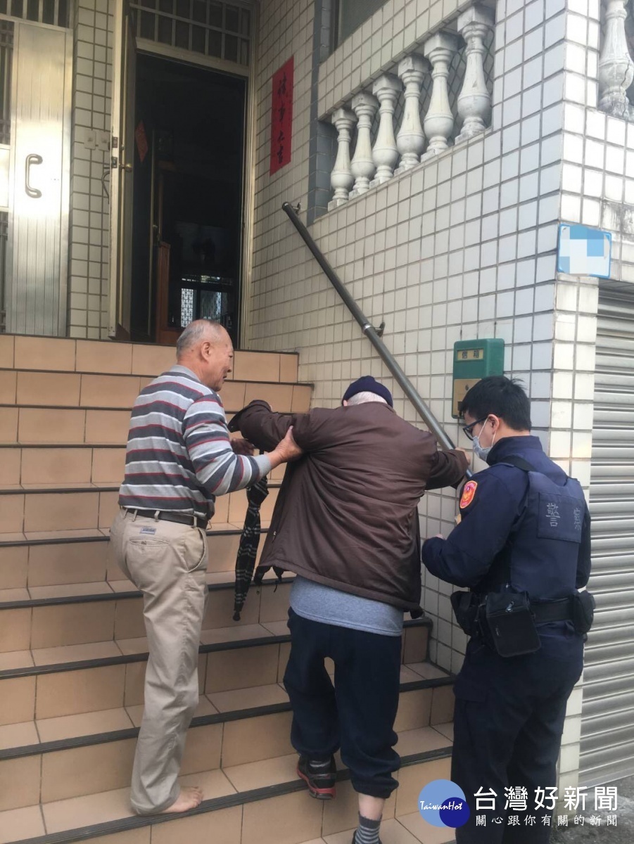 9旬老翁外出迷途巡邏員警經過及時伸援,幫助老翁找到回家的路。