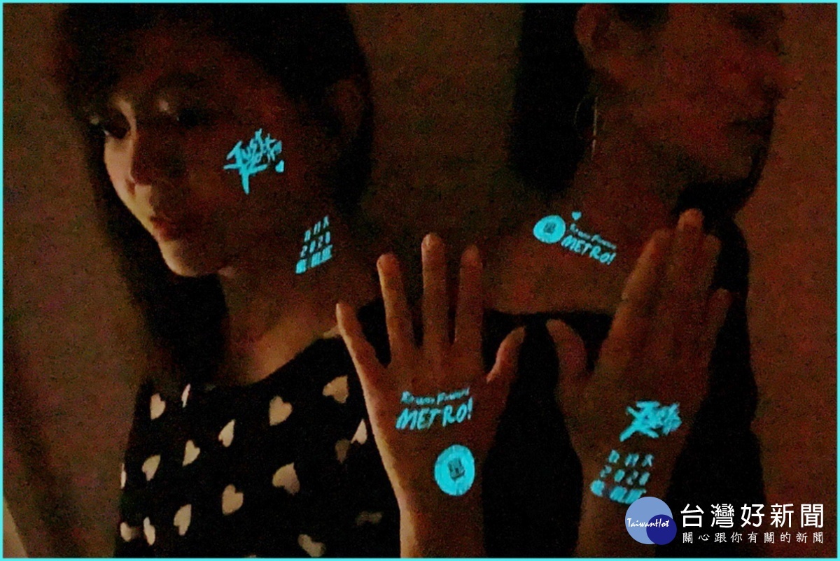 搭機捷看五月天，桃捷公司推出限量演唱會版夜光紋身貼紙免費送。