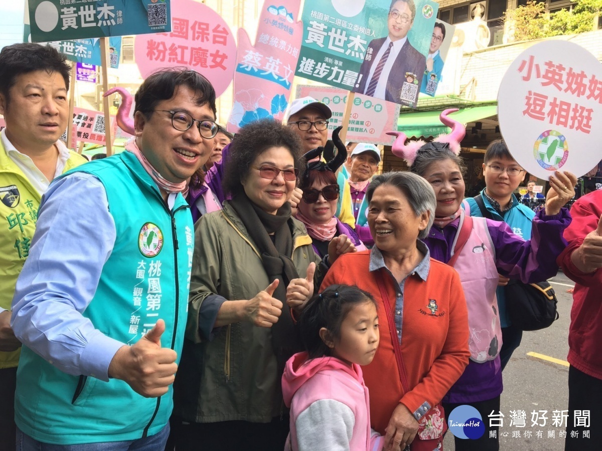 總統府秘書長陳菊、民主進步黨婦女部與新屋小英姊妹會陪同，黃世杰掃街拜票沿路新屋鄉親熱情歡迎。