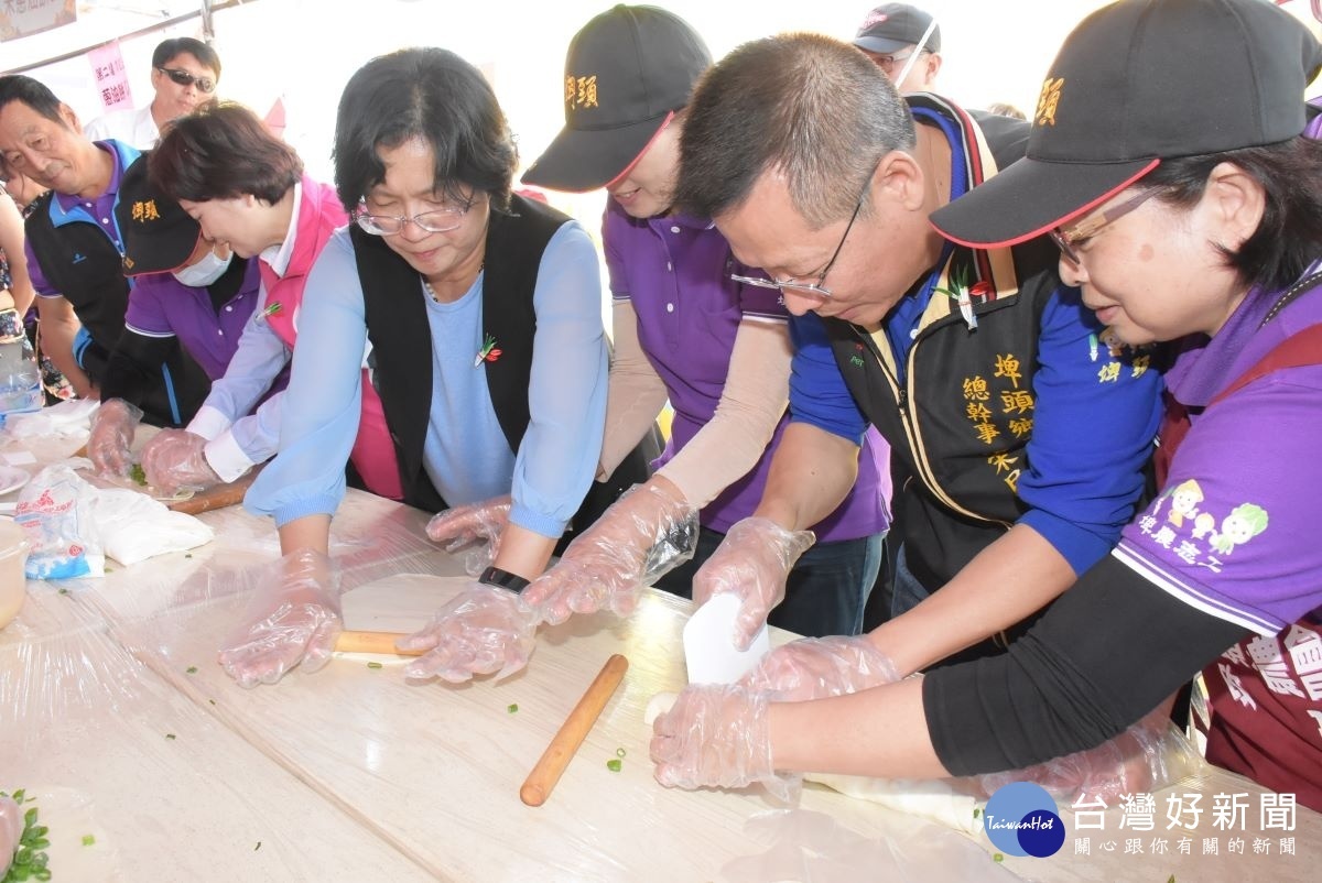 縣長王惠美等人餐百寶村產業創新推廣活動製作蔥捲。