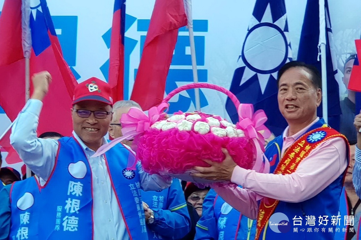 桃園市第一選區立委候選人陳根德蘆竹競選總部成立,高雄市代理市長葉匡時致贈「凍選」,預祝高票當選。